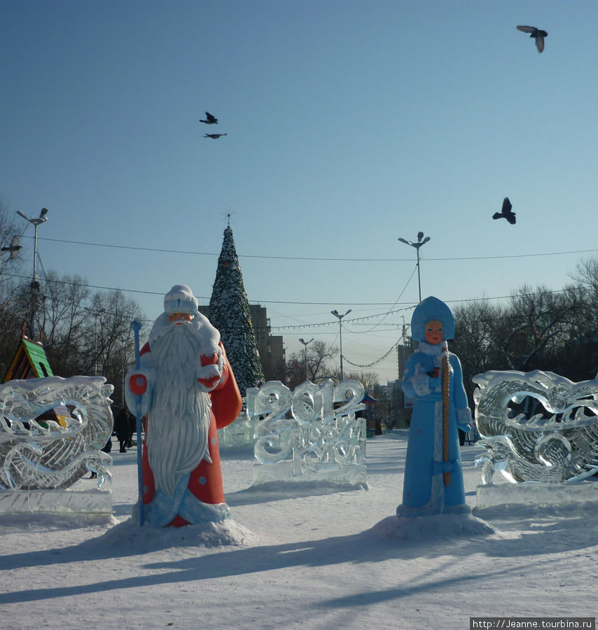 Вот и Дед Мороз со Снегурочкой на площади Блюхера. Хабаровск, Россия