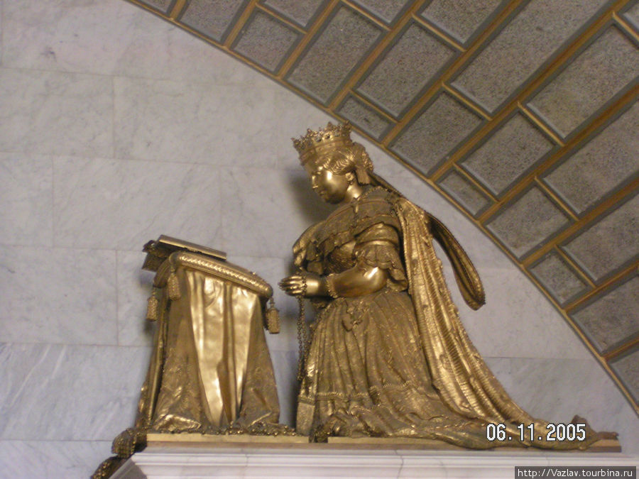 Памятник королеве Сан-Лоренсо-де-Эль-Эскориал, Испания