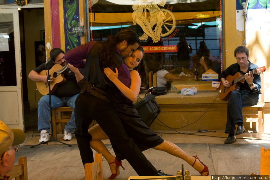 Основная фишка здесь — аргентинское танго. На этом строится вся туристическая притягательность Каминито. Впрочем, эта тема популярна и в других частях города. Буэнос-Айрес, Аргентина
