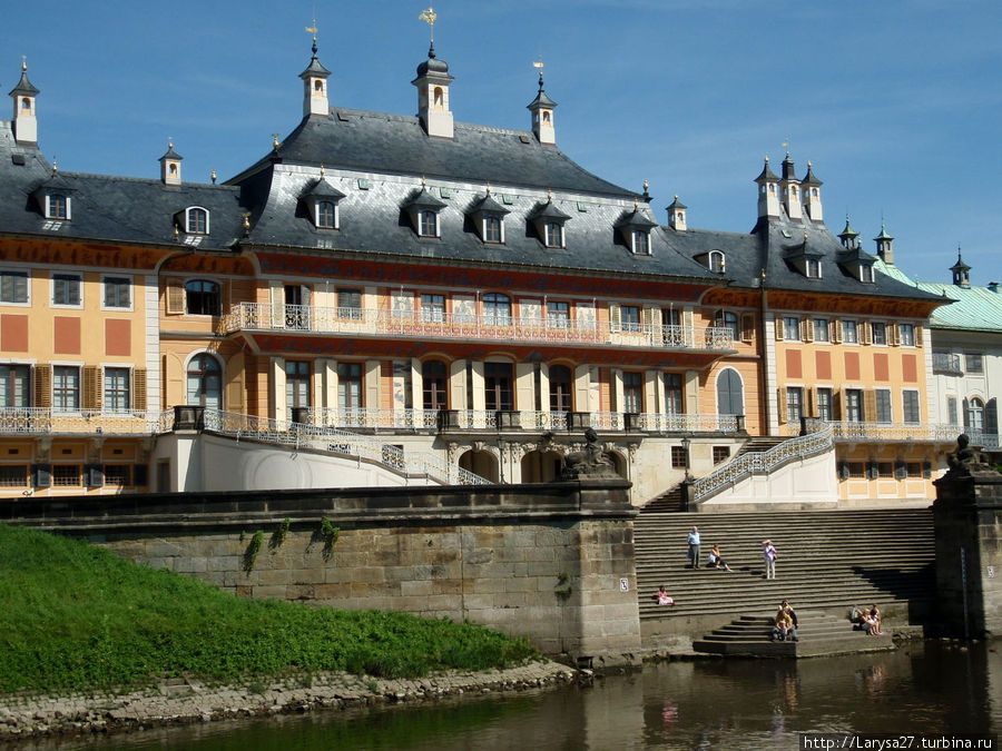 Дворец на воде Пильниц построен при Августе Сильном в 1720-1721 г.г. архитекторами Лонгелуне и Пёппельманном в восточном вкусе. Сюда, к спускающейся к воде лестнице между двумя сфинксами причаливала гондола Августа. Дрезден, Германия