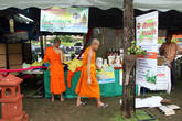 Монахи с интересом рассматривают товары на ярмарке