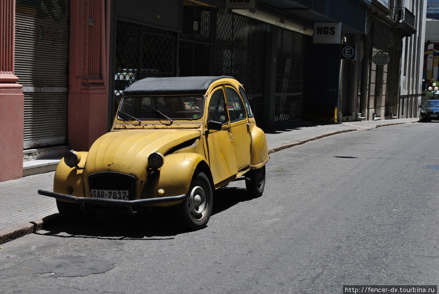 Выставка ретро-автомобилей на уругвайских улицах