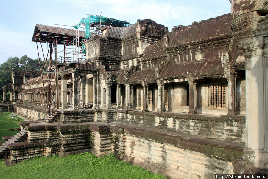 Внешняя стена западного фасада Ангкор-вата Ангкор (столица государства кхмеров), Камбоджа