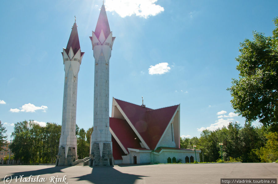 Гордость Башкирии, наверное самая оригинальная мечеть в мире — прекрасная Ляля-Тюльпан. От яркого солнца некуда было спрятаться. Уфа, Россия