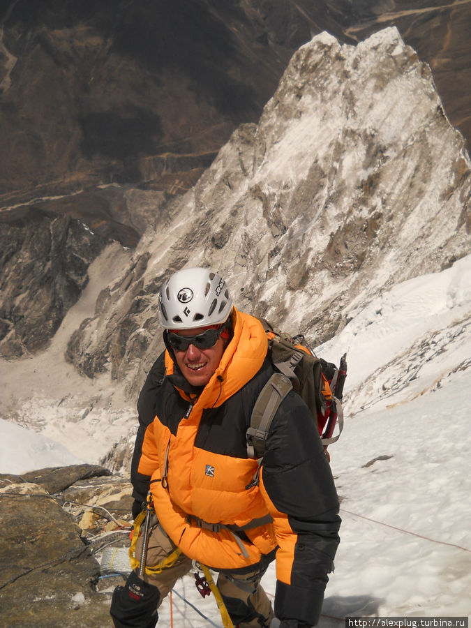 Сергей Шмигельский работает выше третьего лагеря Непал
