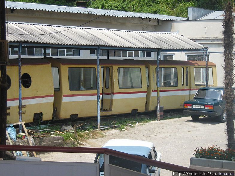 Этот поезд возил нас в 1975 году. Фото я нашла в интернете http://abkhazia.livejournal.com/181419.html