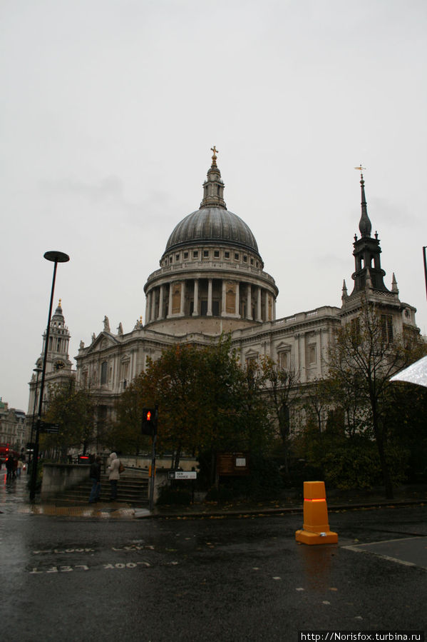 собор св. Павла мокнет под дождем Лондон, Великобритания