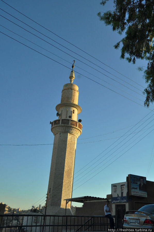 Иордания, где большинство населения молятся Аллаху, немыслима без устремленных в небо минаретов. При этом мечети и светские здания мирно сосуществуют. Так, напротив этой башни — популярное кафе-терраса.
