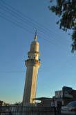 Иордания, где большинство населения молятся Аллаху, немыслима без устремленных в небо минаретов. При этом мечети и светские здания мирно сосуществуют. Так, напротив этой башни — популярное кафе-терраса.