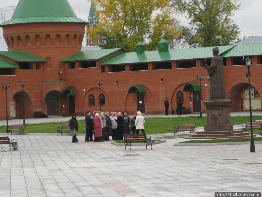 Экскурсия по городу перед памятником Федору Иоанновичу в кремле Йошкар-Ола, Россия