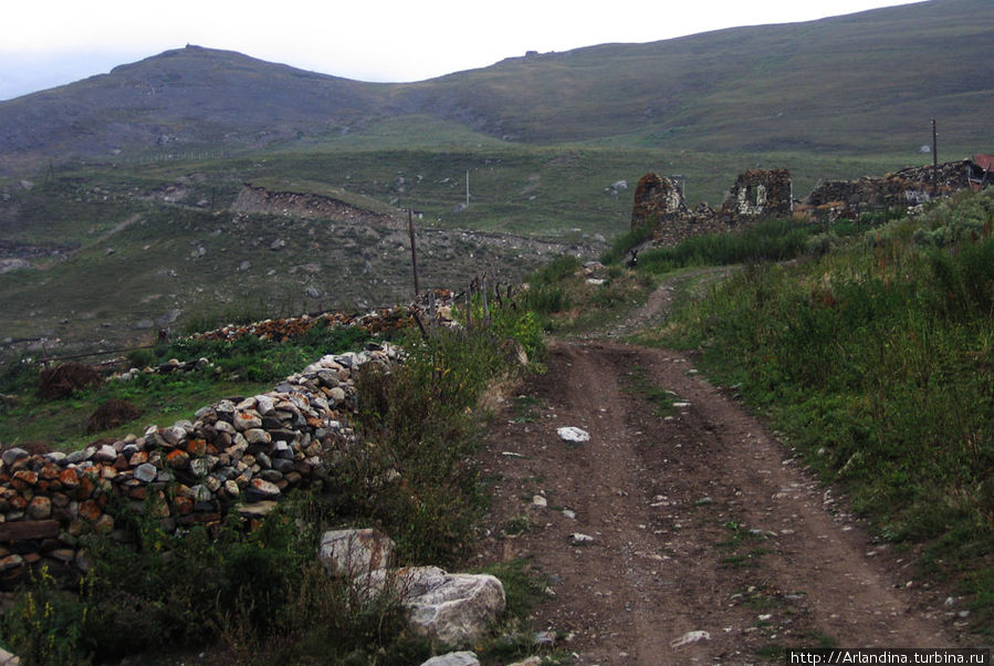 Развалины старых поселений. Северная Осетия-Алания, Россия