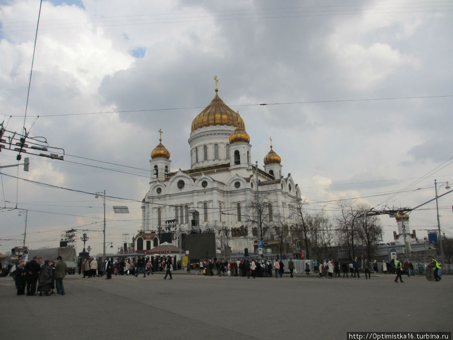 У Храма Христа Спасителя после молебна 