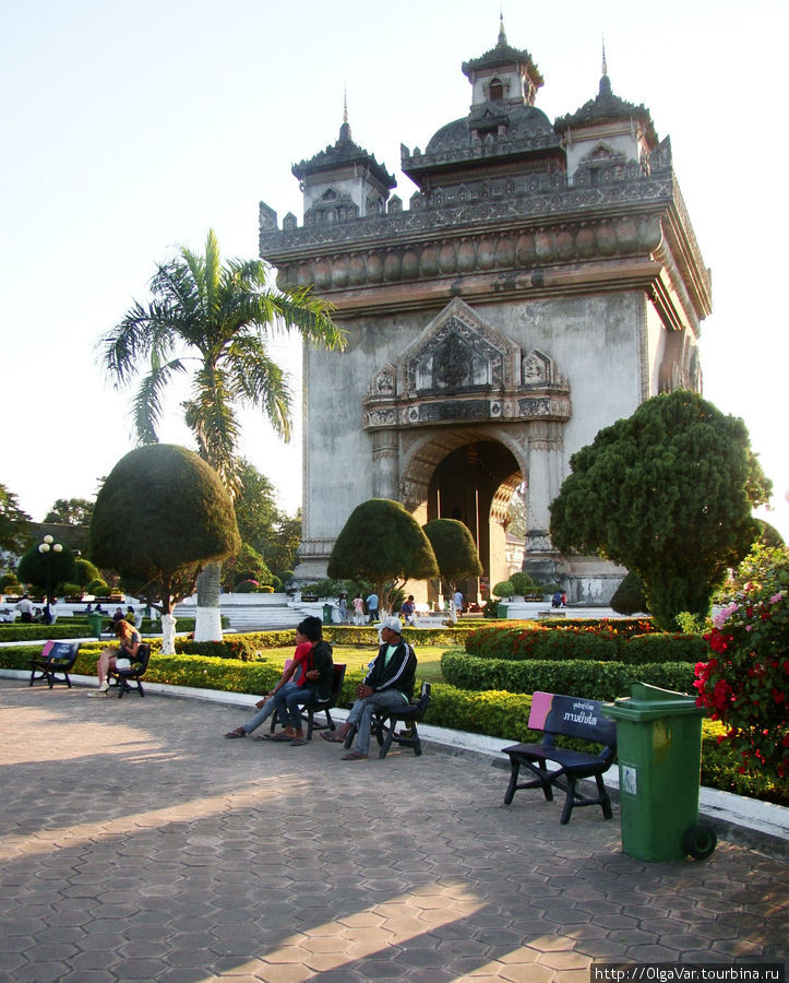 Ворота Победы — со стороны парка Вьентьян, Лаос