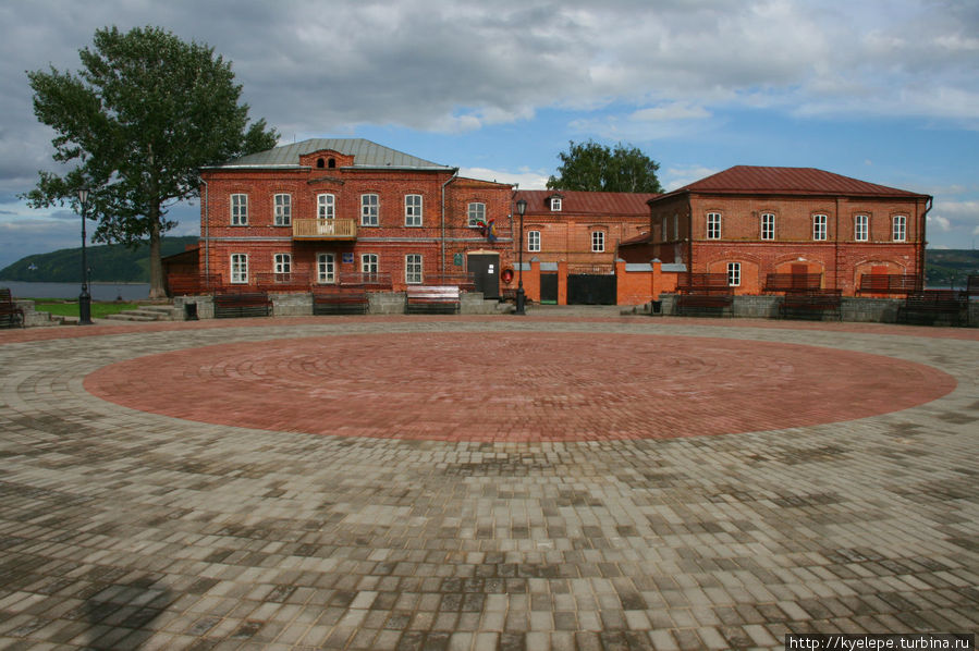 Здание — старинное, а площади от роду четыре дня Свияжск, Россия