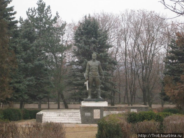 Как ни странно, памятник павшим солдатам сохранился и целехонек Молдова