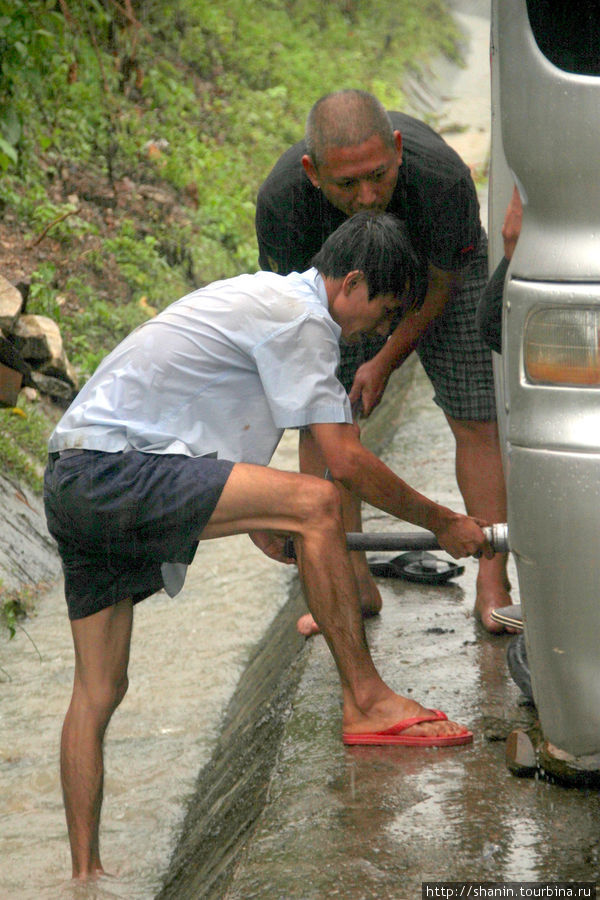 Ремонтировать колесо приходится и под проливным дождем Провинция Сиенгкхуанг, Лаос