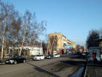 Начало улицы Кирова. Отсчет домов домов начинается с белого одноэтажного строения, где разместился городской общественный туалет.