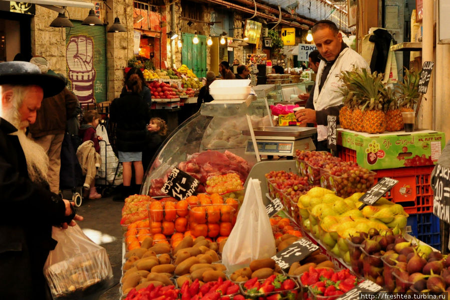 Торговые ряды Махане Иуда соблазняют гостей и покупателей красками и ароматами. Иерусалим, Израиль