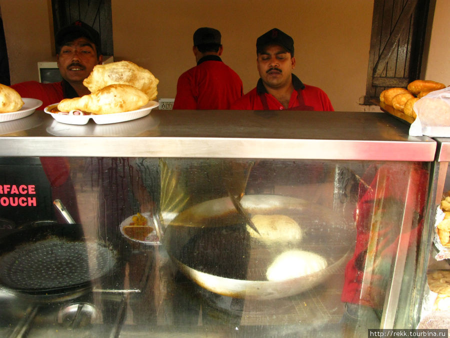 Придорожные кафешки. Воздушные, наполненные горячим воздухом, вкуснейшие лепешки с черными бобами — объеденье. Пенджаб — лучшее место в мире!!! Индия