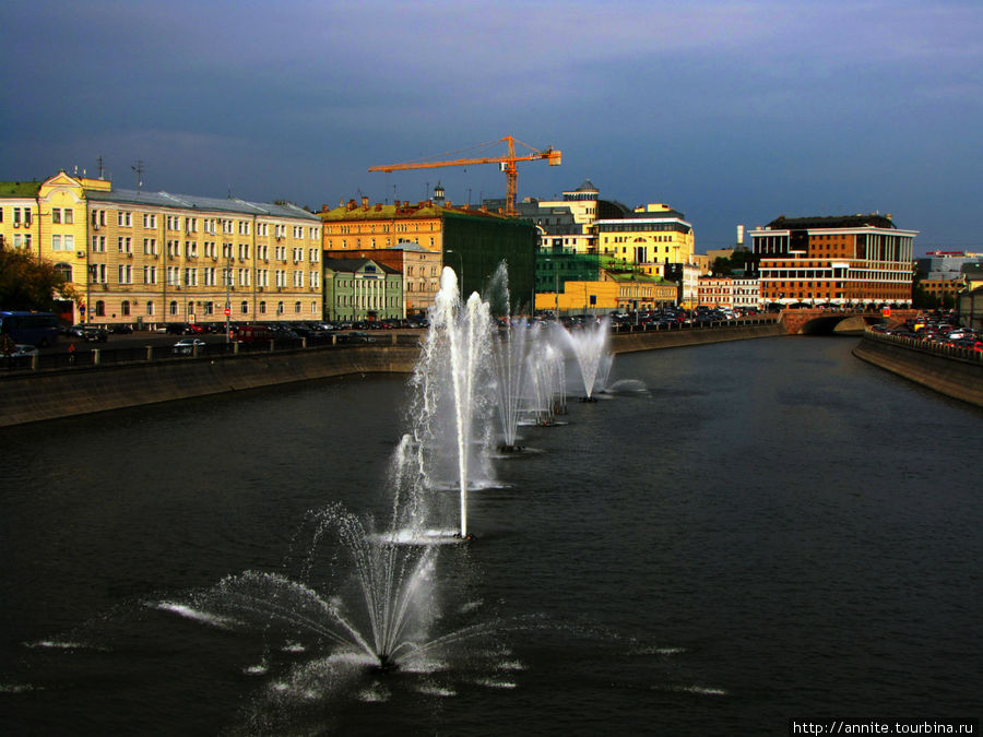 Вид на танцующие фонтаны с Лужкого моста. Москва, Россия