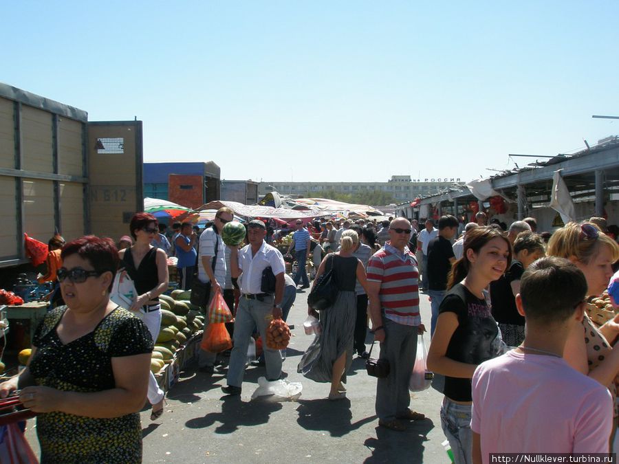 Центральный рынок... арбузы с дынями хороши, а остальное все какое-то скудное... Байконур, Казахстан
