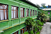 Цвет здания до сих пор остался ярко-зеленым, благодаря добавлению в цемент специальной краски. Сохранились даже оригинальные оконные рамы.