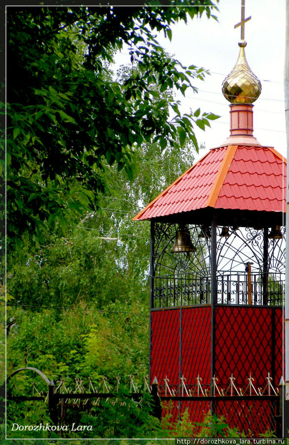 Звонница, построена взамен утраченной каменной колокольни Воротынец, Россия