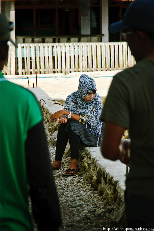 Религия этих мест — ислам, и все женщины ходят в соответствующей одежде, не забывая о красивых часах и украшениях. Суматра, Индонезия