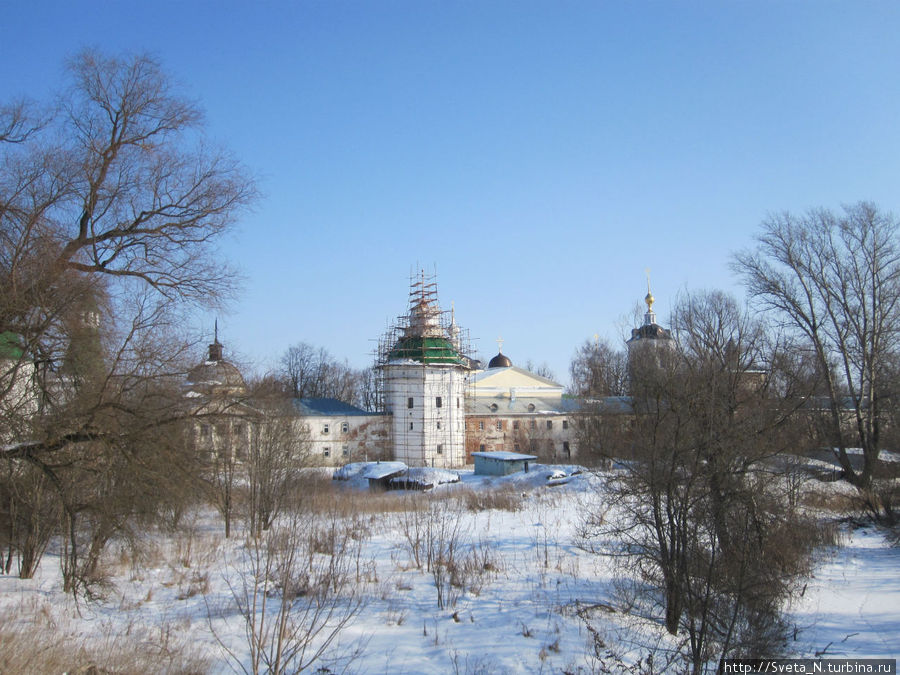 Вид монастыря при въезде в поселок Луговой Москва и Московская область, Россия