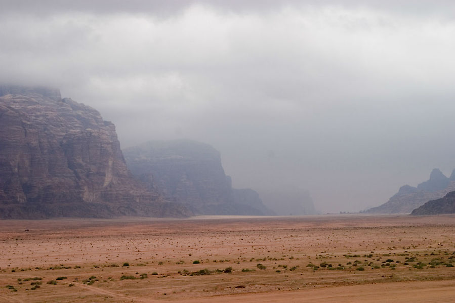 Не только дождь, но и ледяной ветер. В пустыне Пустыня Вади Рам, Иордания