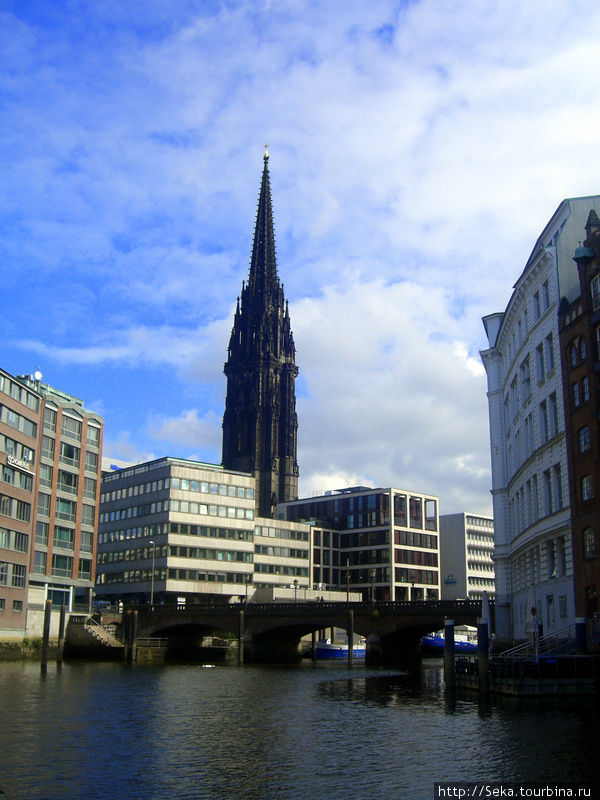 Вид на башню церкви Святого Николая и на мост Хольцбрюкке Гамбург, Германия