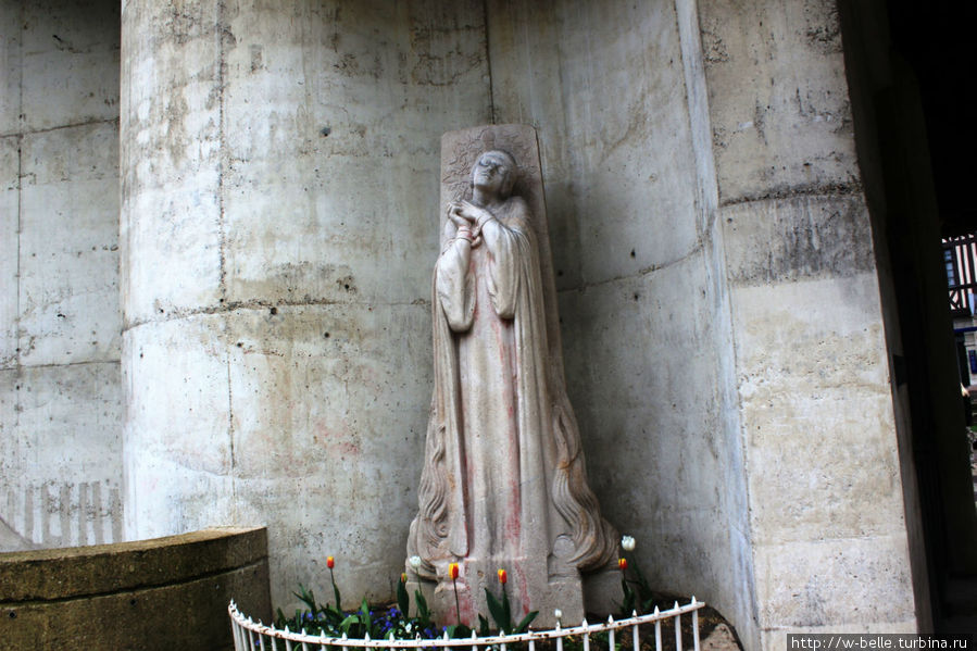 Скульптура Жанны у церкви. Руан, Франция