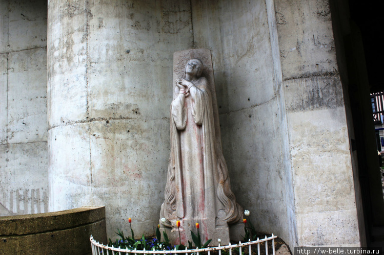 Скульптура Жанны у церкви