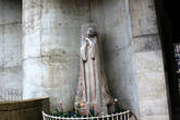 Скульптура Жанны у церкви.