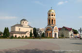 В центре города — церковный комплекс.