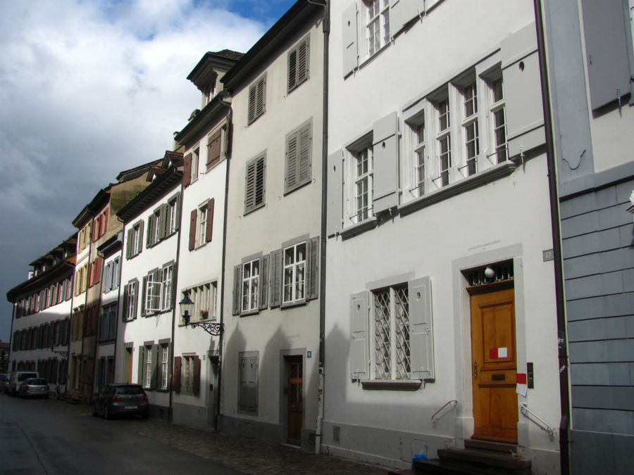 Практически все дома в Старом городе постройки 1400 -1500-х годов, о чем свидетельствуют таблички на стенах. Базель, Швейцария