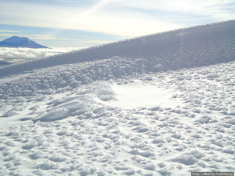 Вся поверхность ледника покрыта мелкими горизонтальными кристаллами. Похожи на стаю птиц с длинными хвостиками. Горизонтальные они потому, что на стороне, по которой мы поднимались, все время дует ветер. Но вот почему они тут вообще есть, почему поверхность не просто гладкая? Котопакси стратовулкан (5897м), Эквадор