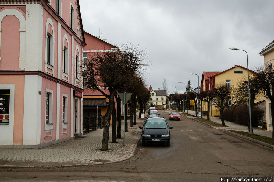 Типичная улочка Мадоны. У города американская планировка: в отличие от большинства старых городов Латвии, улицы, чаще всего, пересекаются под прямым углом. Мадона, Латвия