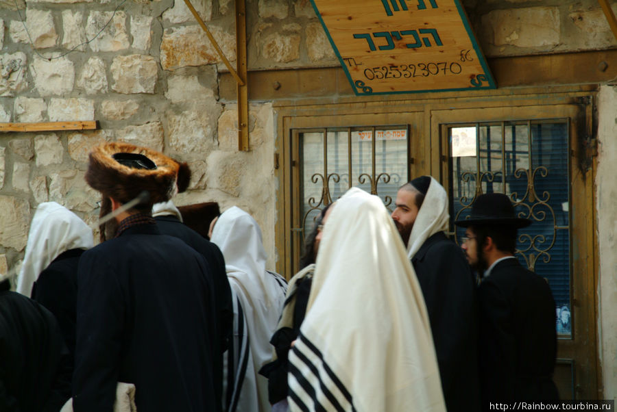 Суббота... Все идут в синагогу Цфат, Израиль