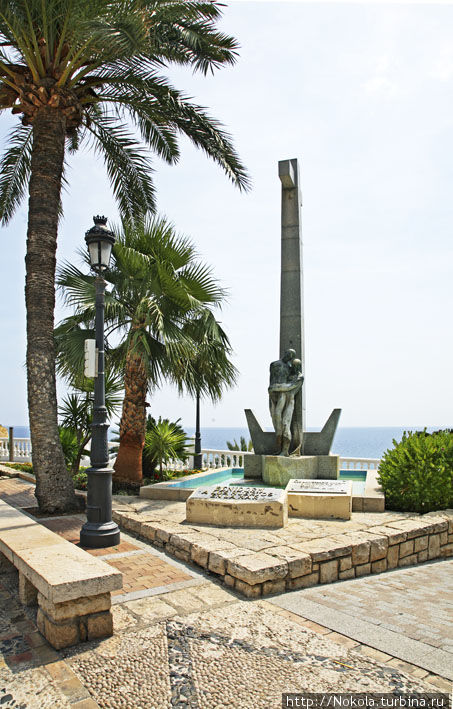 Памятник погибшим в море Бенидорм, Испания