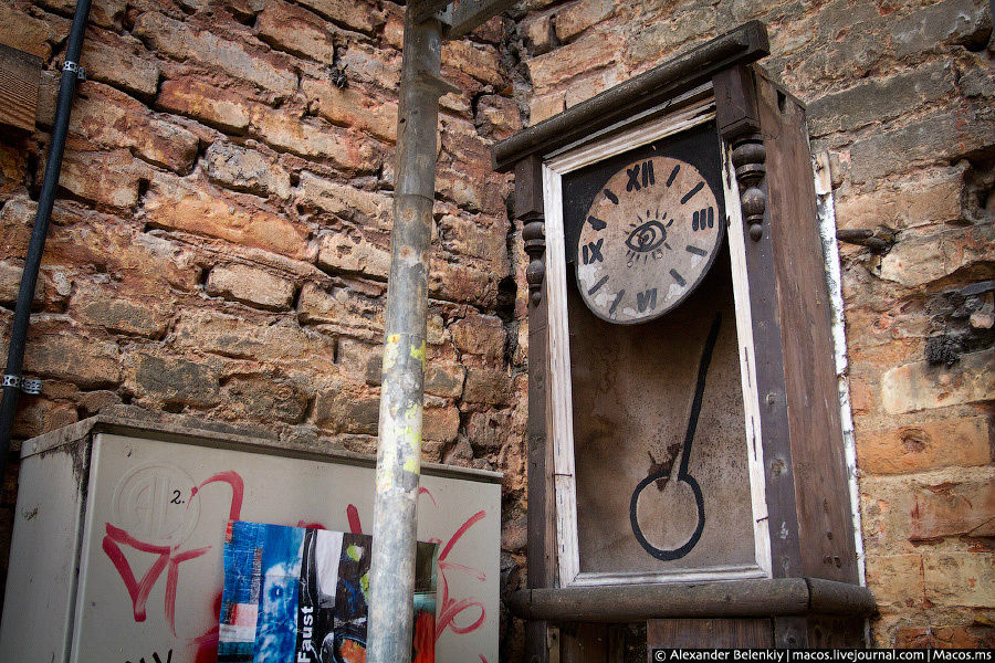 Старые нарисованные старые часы. Вильнюс, Литва