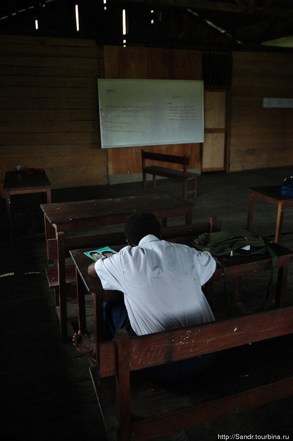 Вот так выглядит учебный класс в поселке Брумесо. В Касо же есть полноценная школа. Папуа, Индонезия