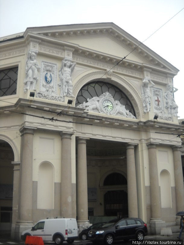 Парадный фасад вокзала Генуя, Италия