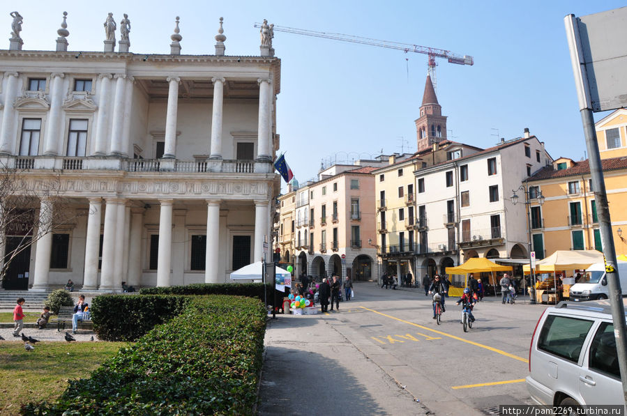 Начало улицы Андреа Палладио. Слева его дворец Chiericati (Киерикати). Виченца, Италия