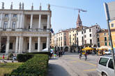 Начало улицы Андреа Палладио. Слева его дворец Chiericati (Киерикати).