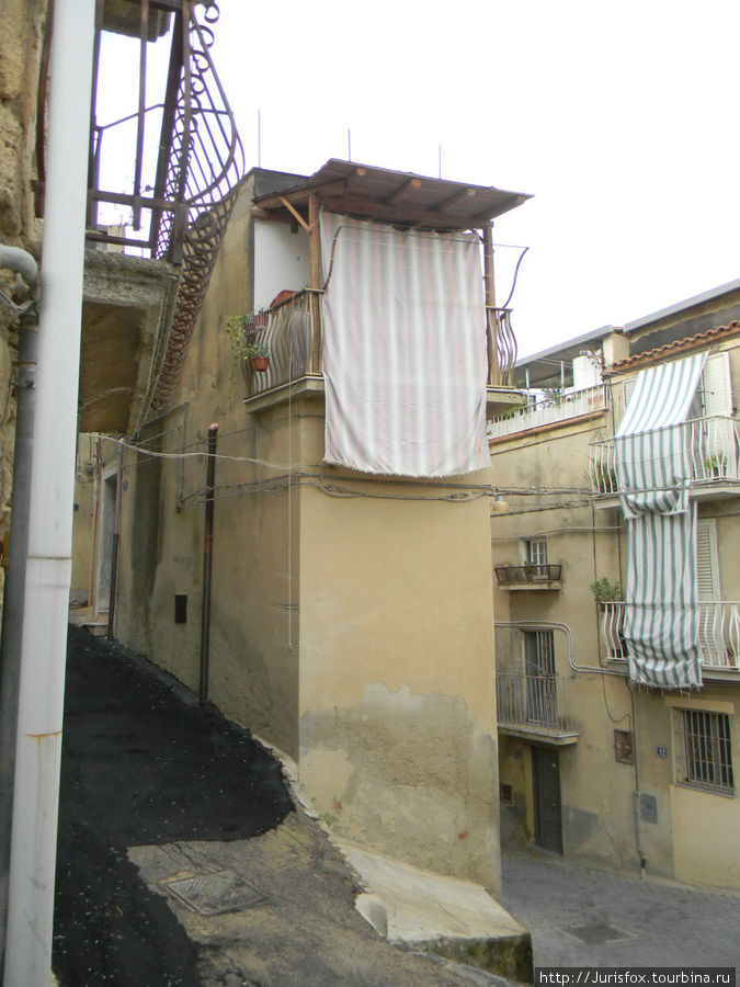 И как они живут в таких узких домах... Кальтаджироне, Италия