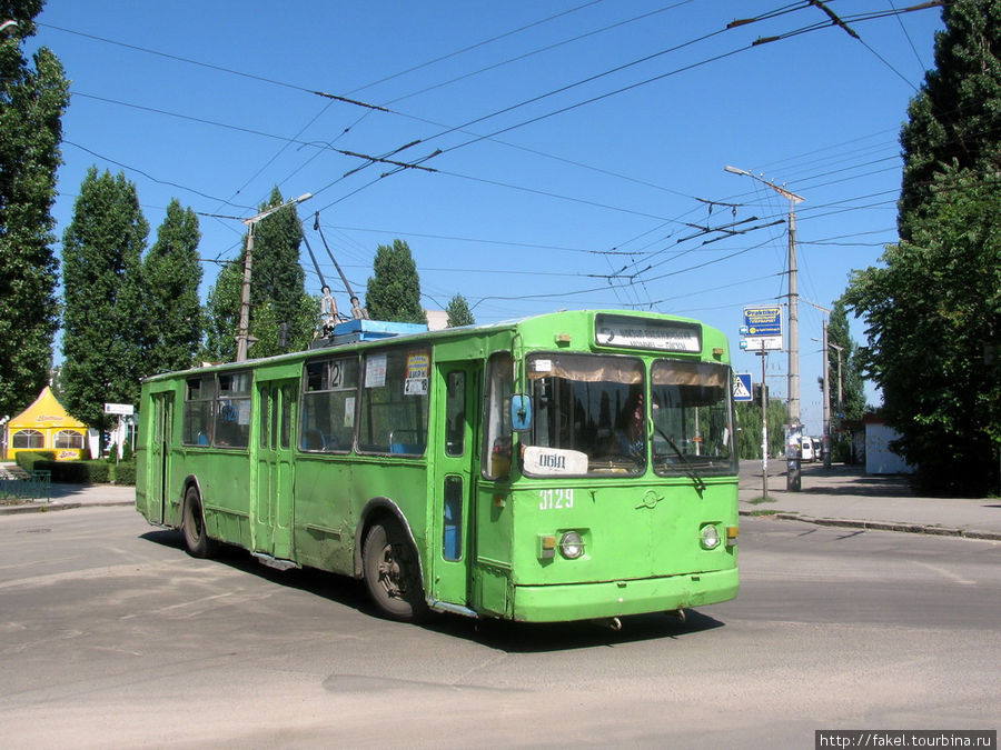 Троллейбус ЗиУ-682В поворачивает с улицы Красных Маёвщиков на улицу Бутомы Николаев, Украина
