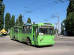 Троллейбус ЗиУ-682В поворачивает с улицы Красных Маёвщиков на улицу Бутомы