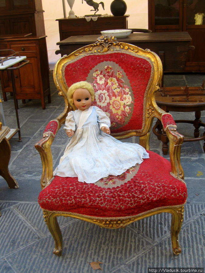 Таких кукол я не люблю, они похожи на девочку из Звонка :) Ареццо, Италия