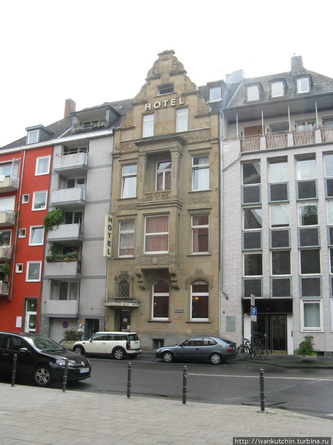 Фасад отеля как-бы зажат среди других домов. Комнаты расположены с видом на внутренний двор. Кёльн, Германия